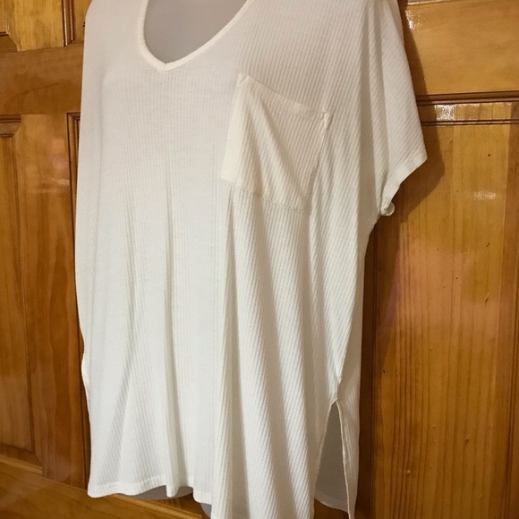 M T S White Oversized Blouse 
Small 4 - 6 
Fits Medium
47% Polyester 47% Rayon - Picture 8 of 13